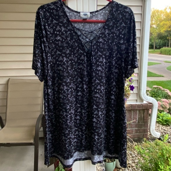 Well Loved Old Navy Sz-L Black w/Tiny White Printed Flowers, Slight High-Low Hem - Picture 7 of 16
